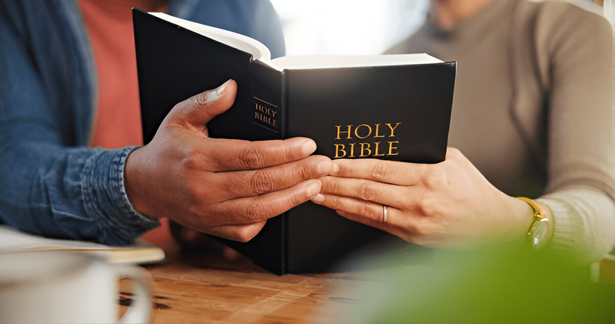 شخصان يقرآن الكتاب المقدس معًا