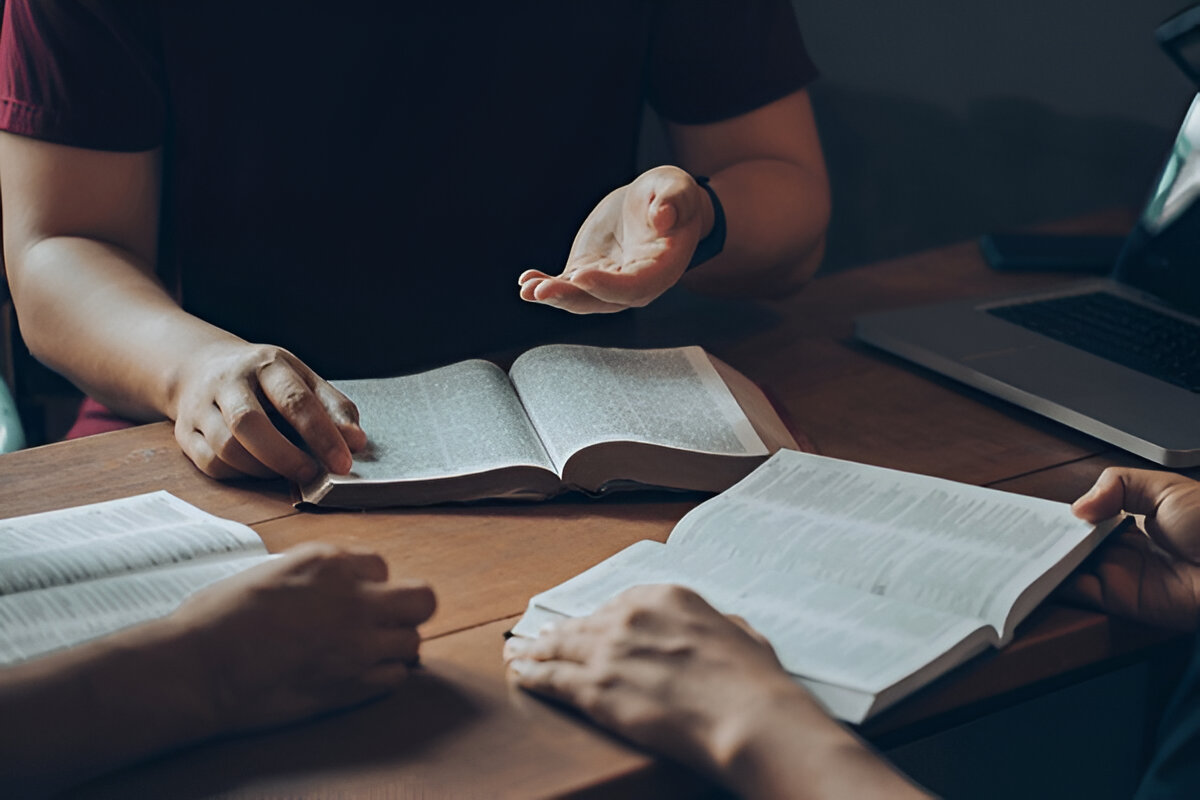 مجموعة تدرس الكتاب المقدس حول طاولة